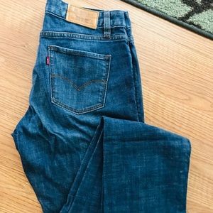 Mid Rise Straight 552 Levi’s- Size 6- 31” inseam